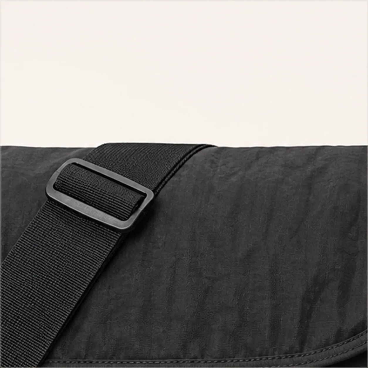 Messenger Shoulder Bag detail zip